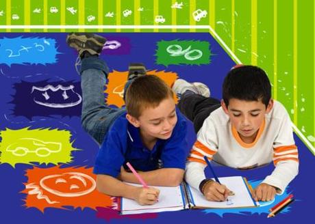 niños pintando sobre alfombra