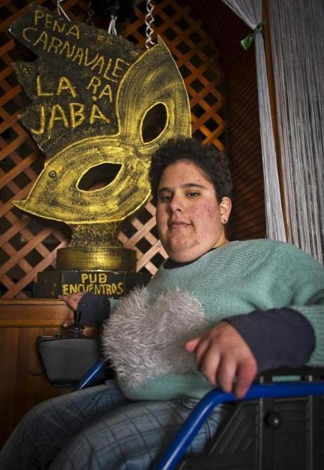 Marian Pérez, dama del carnaval de Lepe, posa en su casa.