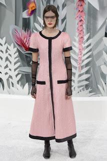 Chanel nos lleva a un jardín de ensueño en su colección de Primavera de Alta Costura