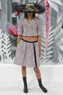 Chanel nos lleva a un jardín de ensueño en su colección de Primavera de Alta Costura