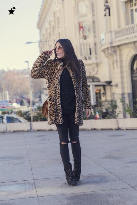 street style barbara crespo leopard coat black inside hake bag zara boots fashion blogger outfit blog de moda