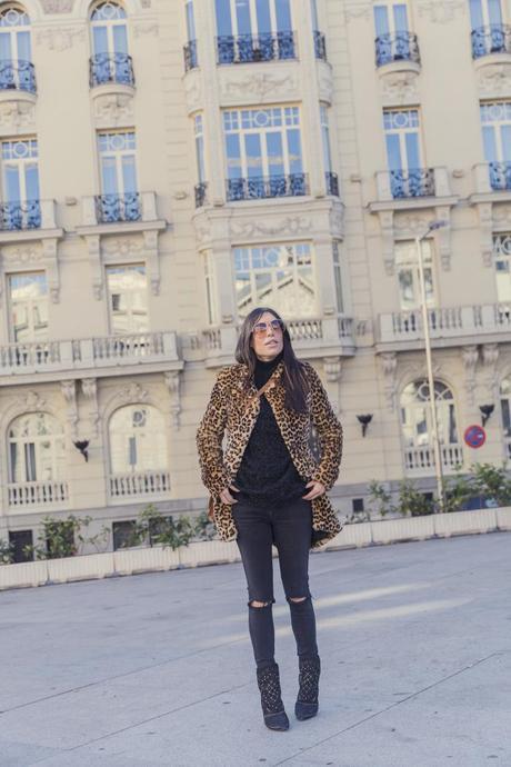 street style barbara crespo leopard coat black inside hake bag zara boots fashion blogger outfit blog de moda