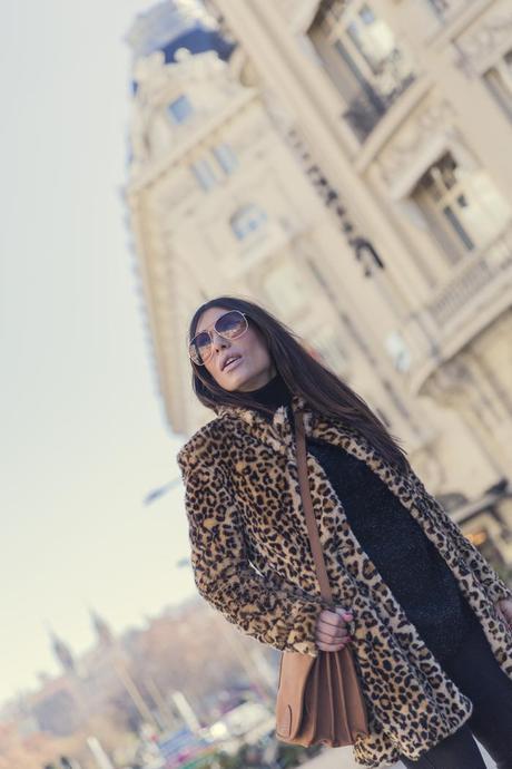 street style barbara crespo leopard coat black inside hake bag zara boots fashion blogger outfit blog de moda