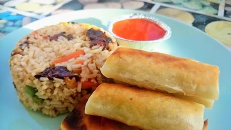 Rollitos de primavera vegetales con arroz y salsa agridulce