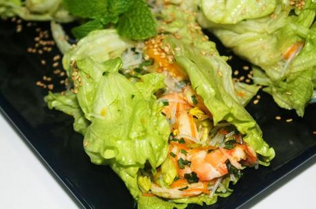 Rollitos de lechuga rellenos de ensalada de langostinos, mango y fideos de soja