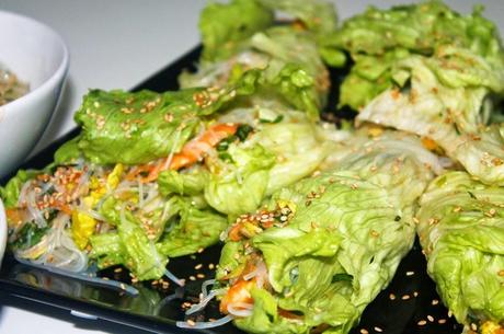 Rollitos de lechuga rellenos de ensalada de langostinos, mango y fideos de soja