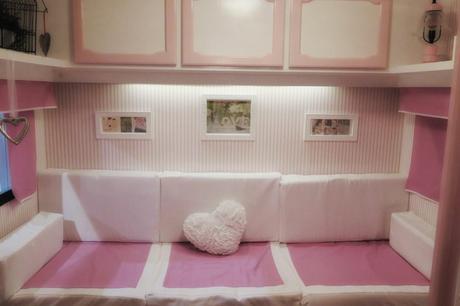 Zona de descanso interior retrocaravana Zona de descanso interior retrocaravana