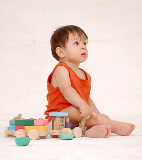 Aprender a jugar solos, sin instrucciones de mamá o papá.