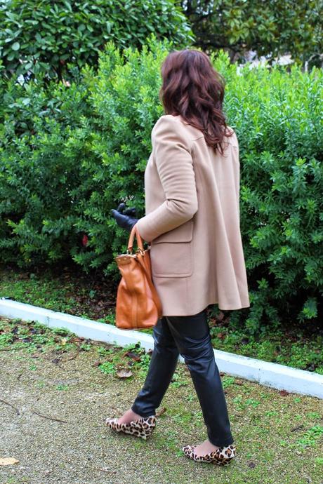 MIS LOOKS - PANTALON CUERO Y ABRIGO CAMEL