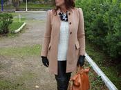 looks pantalon cuero abrigo camel