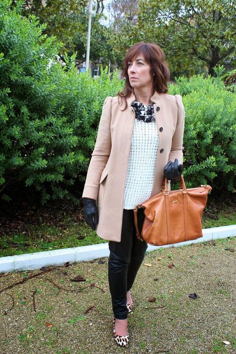 MIS LOOKS - PANTALON CUERO Y ABRIGO CAMEL