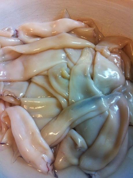 Chipirones Rellenos Con Salsa De Cebolla Morada