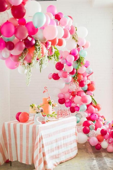 Ideas diferentes para incluir globos en tu boda Arco de globos