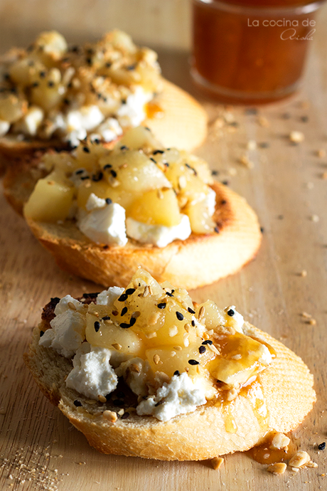 crostini-pera-queso-cabra-dukkah-miel