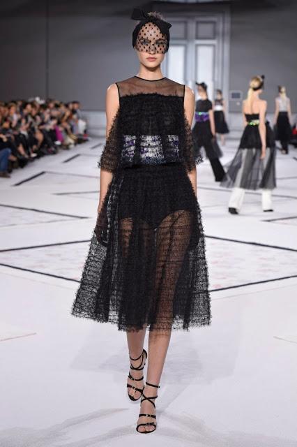 Giambattista Valli se vuelve romántico para su desfile de primavera de Alta Costura 2015