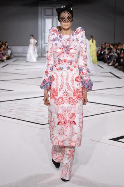 Giambattista Valli se vuelve romántico para su desfile de primavera de Alta Costura 2015