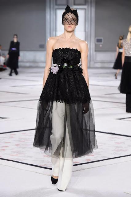 Giambattista Valli se vuelve romántico para su desfile de primavera de Alta Costura 2015