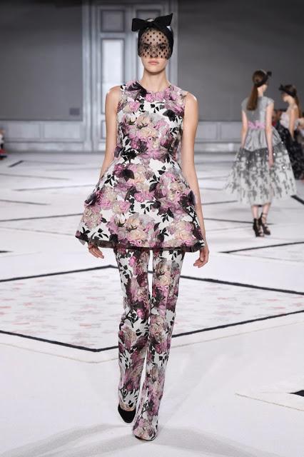 Giambattista Valli se vuelve romántico para su desfile de primavera de Alta Costura 2015