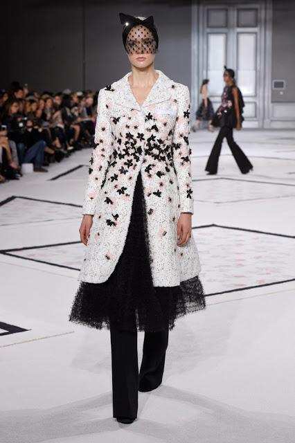 Giambattista Valli se vuelve romántico para su desfile de primavera de Alta Costura 2015