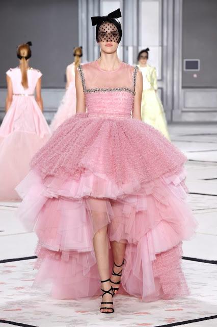 Giambattista Valli se vuelve romántico para su desfile de primavera de Alta Costura 2015