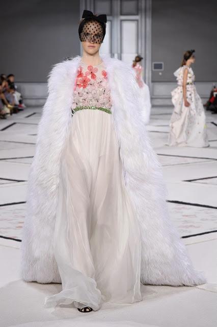 Giambattista Valli se vuelve romántico para su desfile de primavera de Alta Costura 2015