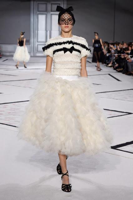 Giambattista Valli se vuelve romántico para su desfile de primavera de Alta Costura 2015