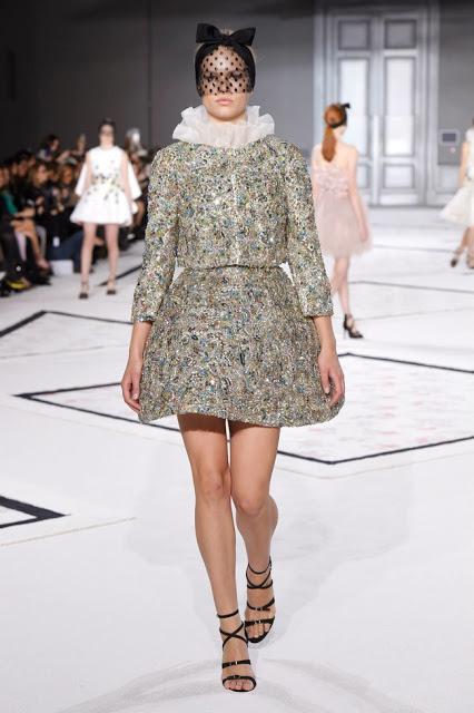 Giambattista Valli se vuelve romántico para su desfile de primavera de Alta Costura 2015
