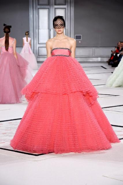 Giambattista Valli se vuelve romántico para su desfile de primavera de Alta Costura 2015
