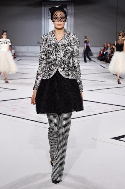Giambattista Valli se vuelve romántico para su desfile de primavera de Alta Costura 2015