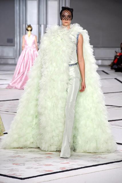 Giambattista Valli se vuelve romántico para su desfile de primavera de Alta Costura 2015