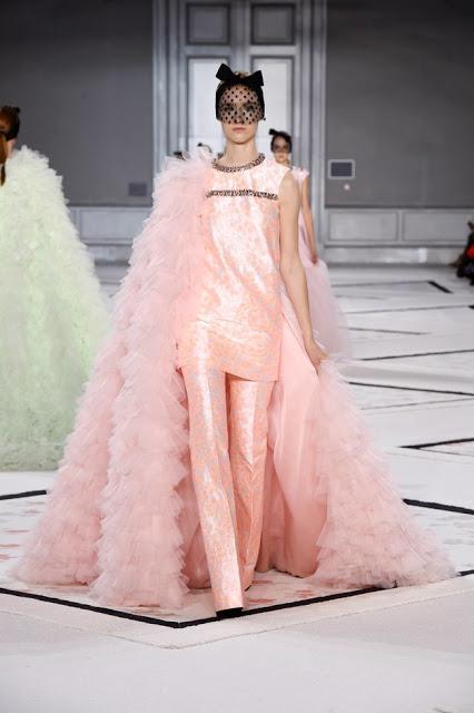 Giambattista Valli se vuelve romántico para su desfile de primavera de Alta Costura 2015