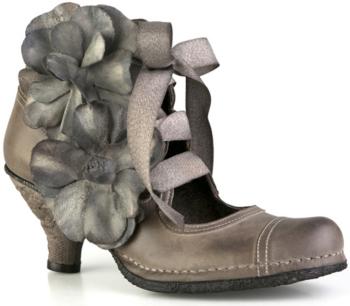 Unos botines de la marca de La Rioja Neosens abiertos