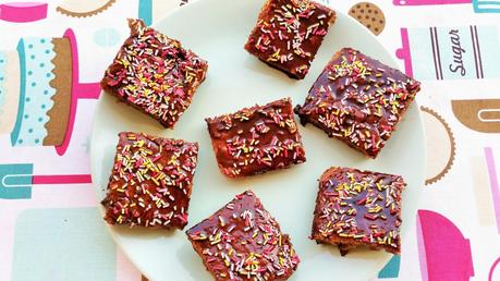 Bizcocho vegano de café de malta con cobertura de chocolate y café