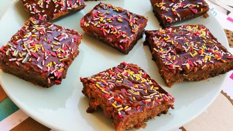 Bizcocho vegano de café de malta con cobertura de chocolate y café