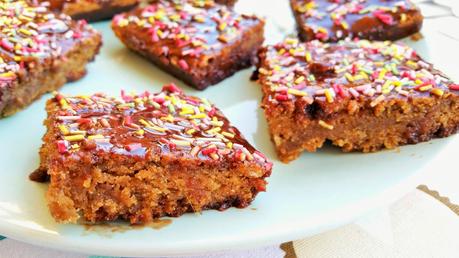 Bizcocho vegano de café de malta con cobertura de chocolate y café