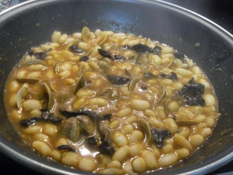 Judías blancas con gambas, almejas y trompetas de la muerte / Mongetes amb gambes, cloïsses i trompetes negres