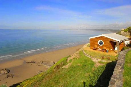 Un pequeño cottage en los acantilados de Cornwall, Inglaterra