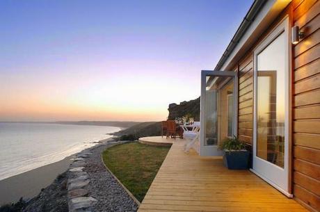 Un pequeño cottage en los acantilados de Cornwall, Inglaterra