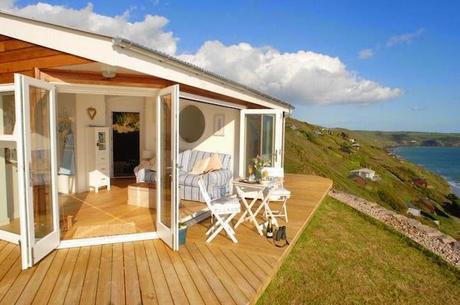 Un pequeño cottage en los acantilados de Cornwall, Inglaterra
