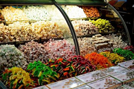 Delicias turcas en el bazar de las especias en Estambul