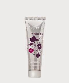 Eligiendo crema de manos...