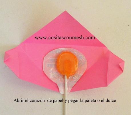 Corazones de papel con dulces para san valentin