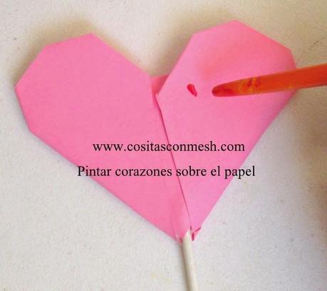 Corazones de papel con dulces para san valentin