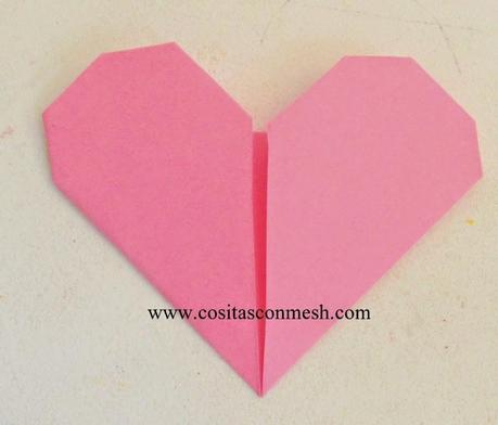 Corazones de papel con dulces para san valentin