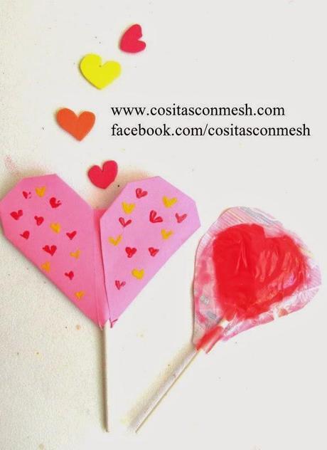 Corazones de papel con dulces para san valentin