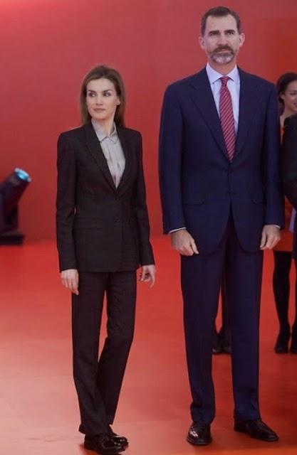 Dña. Letizia, look FBI en la FITUR. Opina