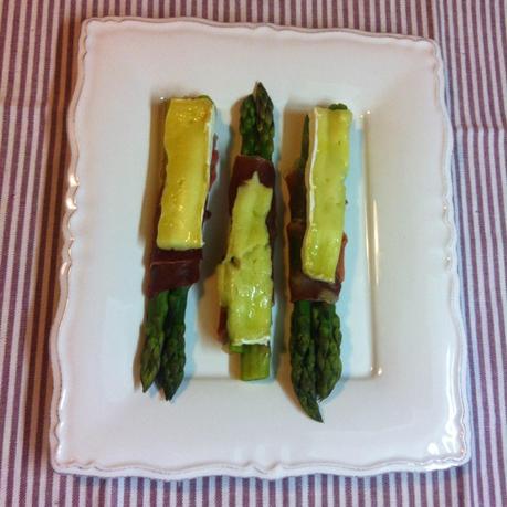 Espárragos Verdes Con Camisa De Serrano Y Brie