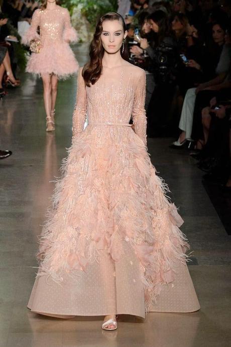Vestido de novia color rosa de Elie Saab visto en la Semana de la Moda de Alta Costura