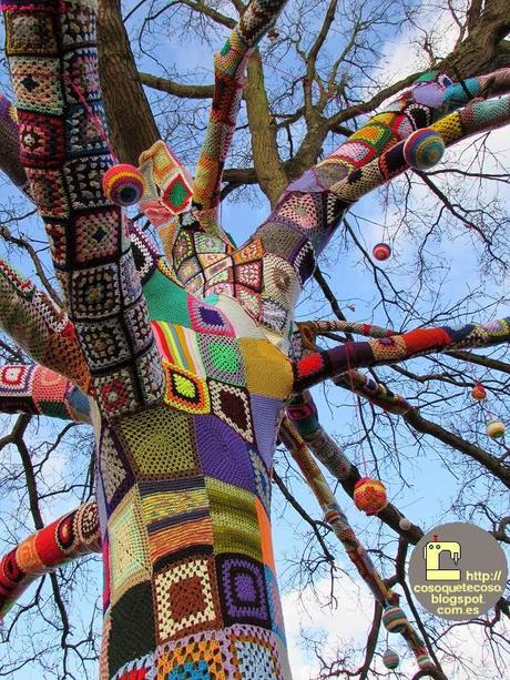 Arbol vestido con ganchillo en Stratford upon Avon