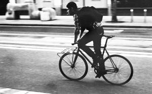 ciclista urbano fumando